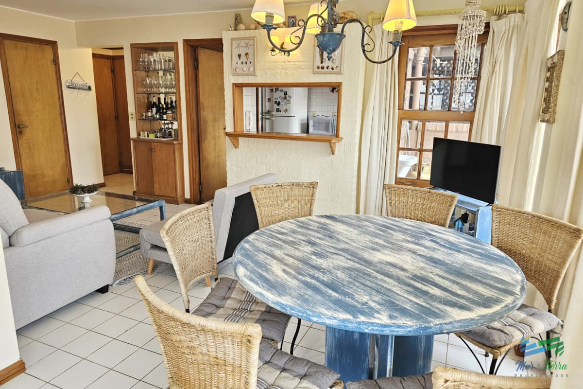 Apartamento con gran terraza, parrillero propio de 2 dormitorios y 2 baños a 1 cuadra de Gorlero. Punta del este.