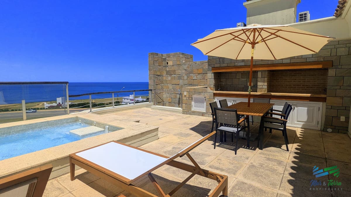Venta de apartamento Petnhouse 3 dormitorios 3 baños frente al mar, playa MansaPunta del Este