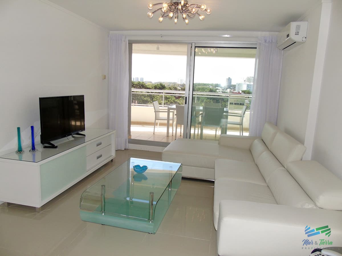 A metros del mar, en una de las zonas de mas categoría. Apartamento en piso alto con vista al mar.OPORTUNIDAD