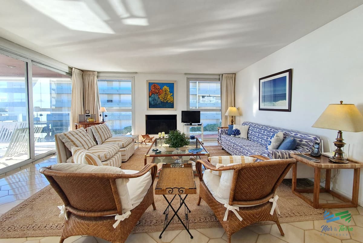 Excelente opción en alquiler y venta, primera línea sobre el Puerto de Punta del Este.