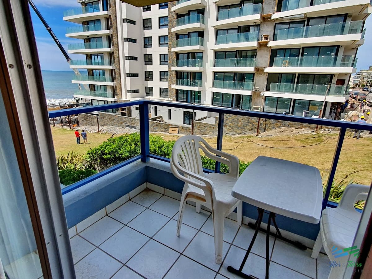 Se alquila apartamento de 1 dormitorio frente al mar con vista en Peninsula, Punta del Este.