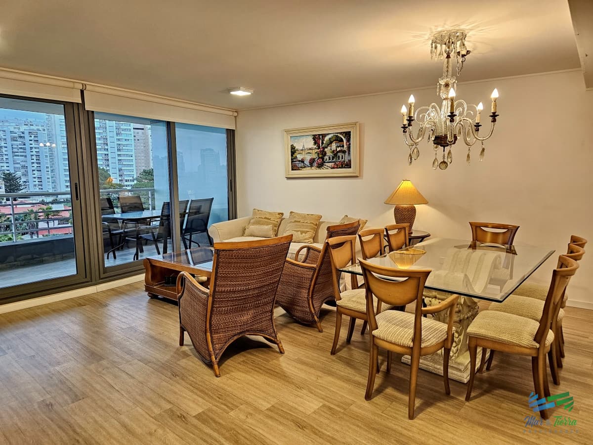 DEPARTAMENTO EN VENTA, PUNTA DEL ESTE, DOS DORMITORIOS DOS BAÑOS. EDIFICIO CON SERVICIOS