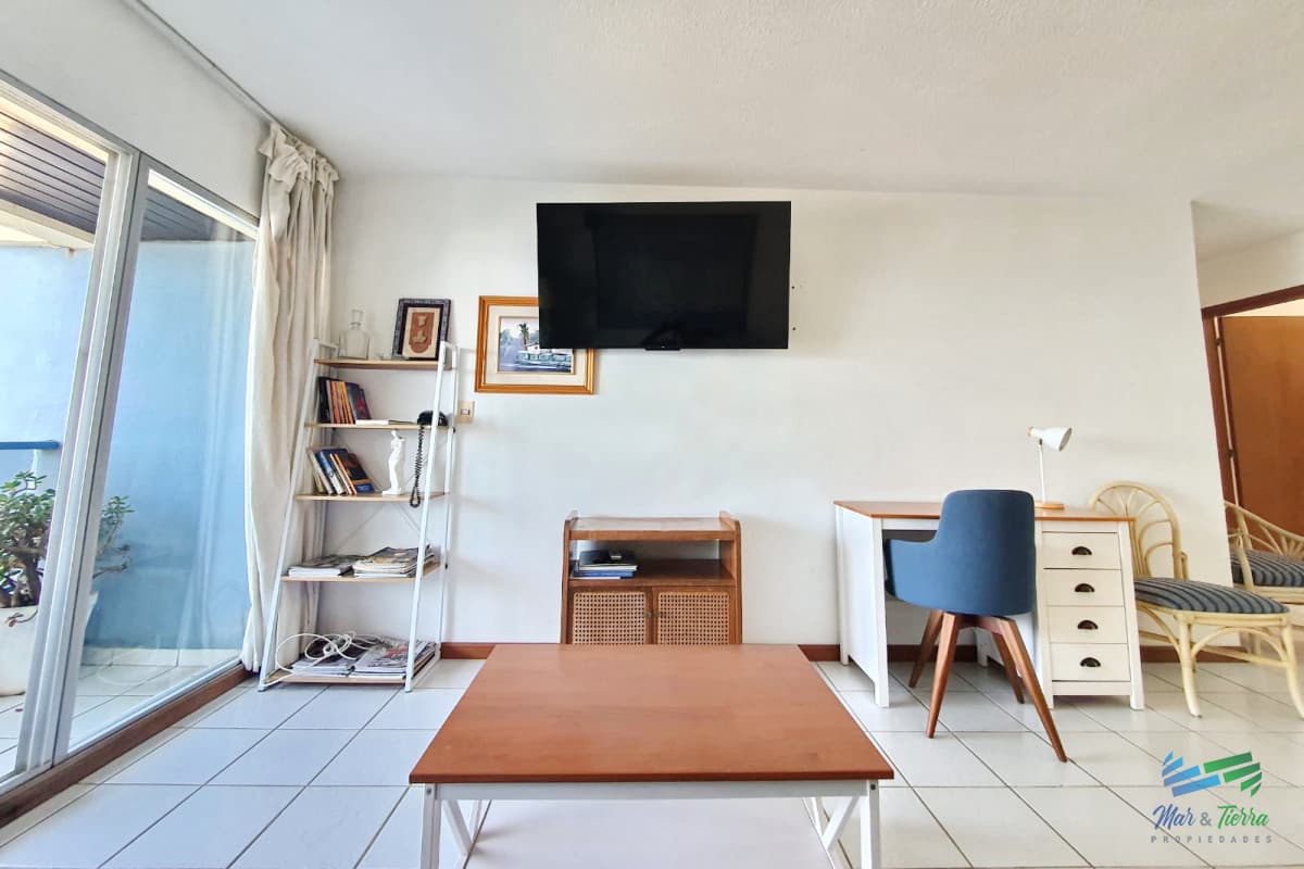 APARTAMENTO FRENTE AL MAR, EN VENTA. CON TERRAZA PRIVADA, EN LA PENÍNSULA, PUNTA DEL ESTE!