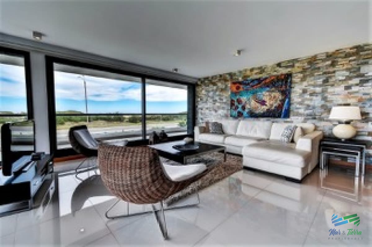 Vendo apartamento 4 dormitorios en primera línea de playa brava, Punta del Este.