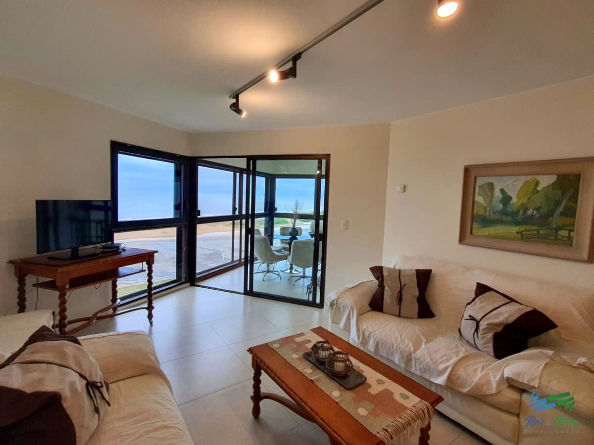 En venta apartamento 3 dormitorios, vista al mar, primera linea playa Brava, Punta del Este