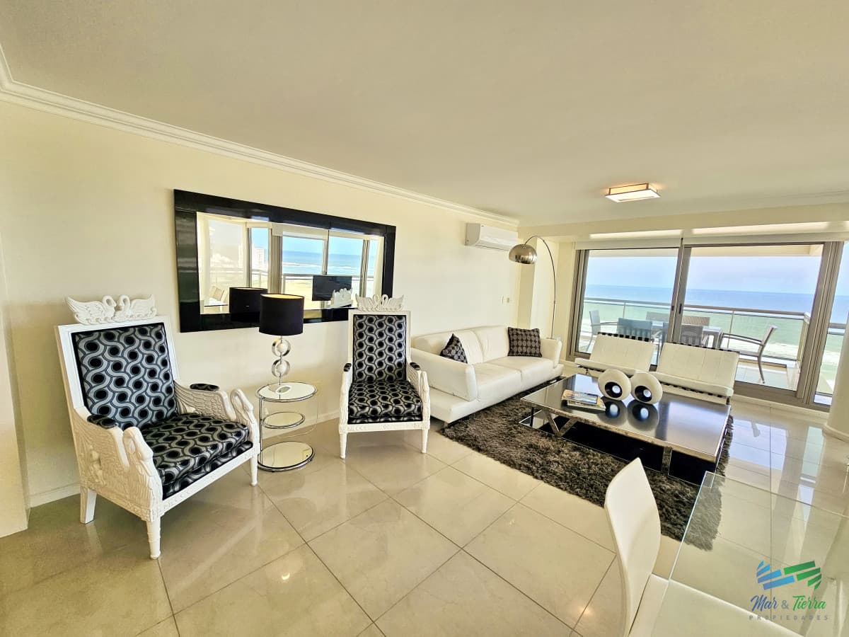 Alquiler apartamento Torre Imperiale de 4 dormitorios frente al mar, excelente vista y servicios, playa Brava, Punta del Este.