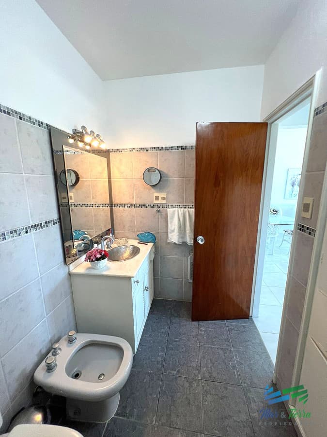 Venta de apartamento un dormitorio y medio primera línea playa Mansa Punta del Este