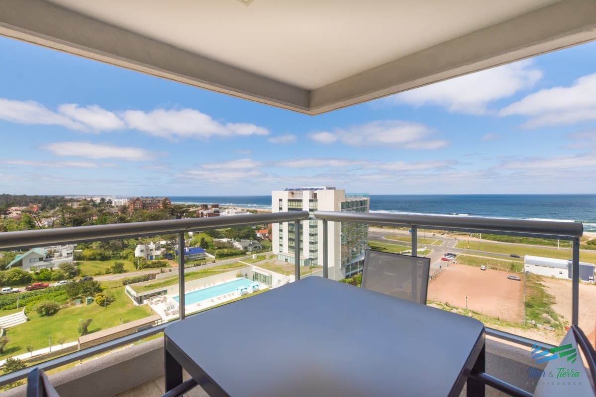 Alquilo excelente apartamento en torre de categoría.