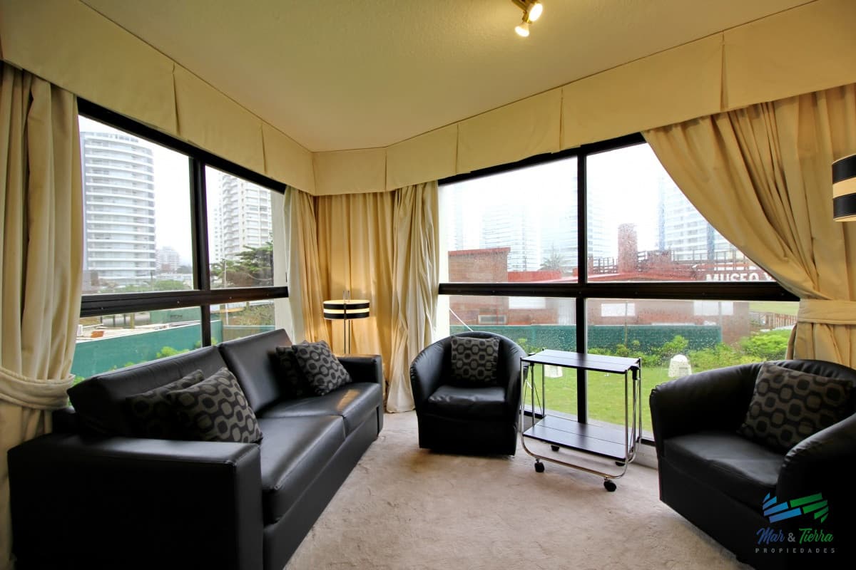 Alquilo apartamento 1 dormitorio frente al mar, playa brava, Punta del Este