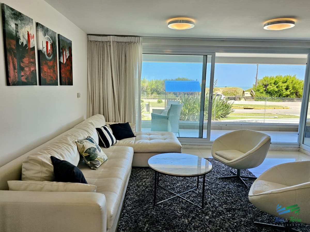 Venta de apartamento en primera línea sobre playa mansa de 3 suites más dependencia de servicio con baño en playa mansa Punta del este