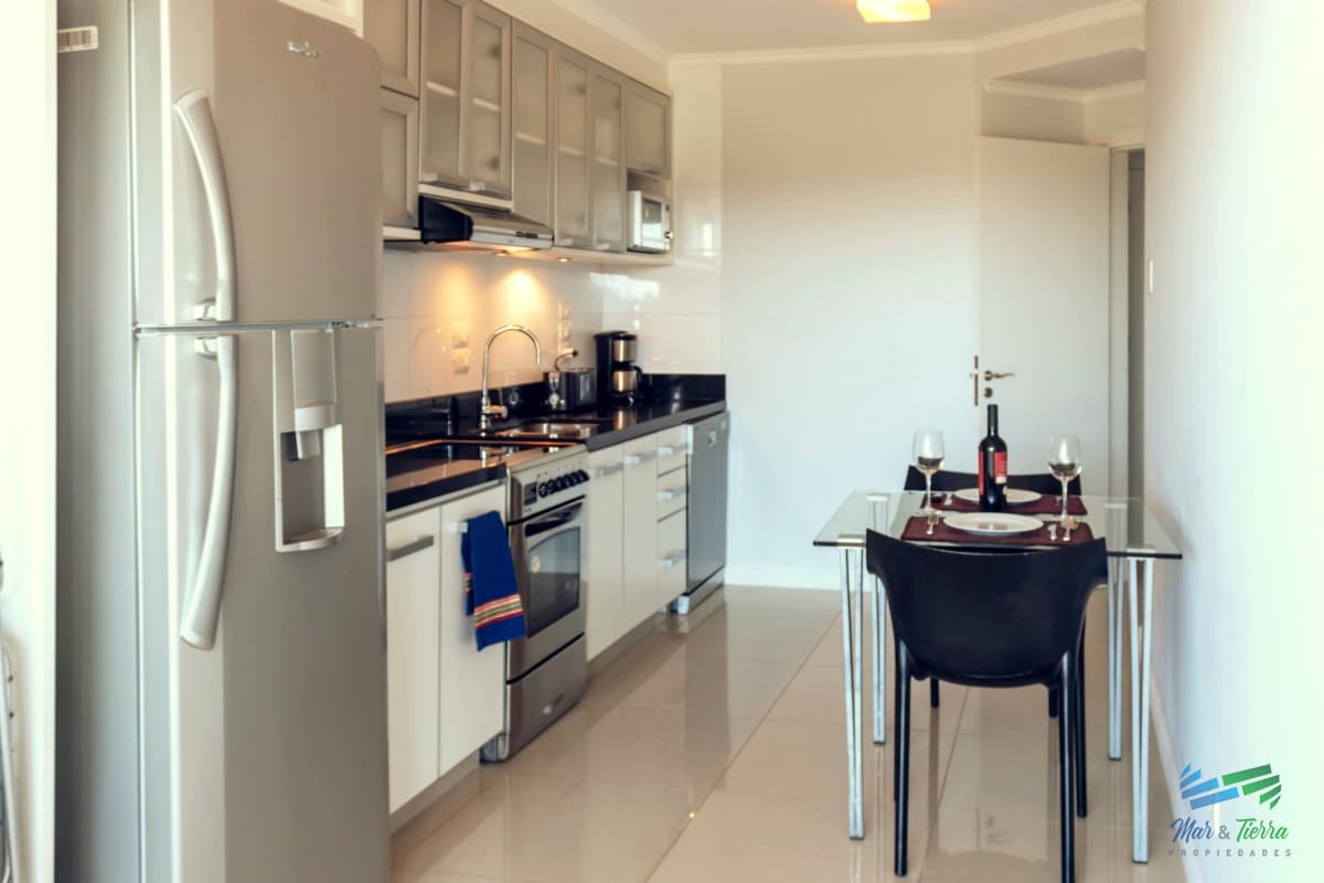 VENTA de apartamento de 2 dormitorios sobre playa Mansa de Punta del Este