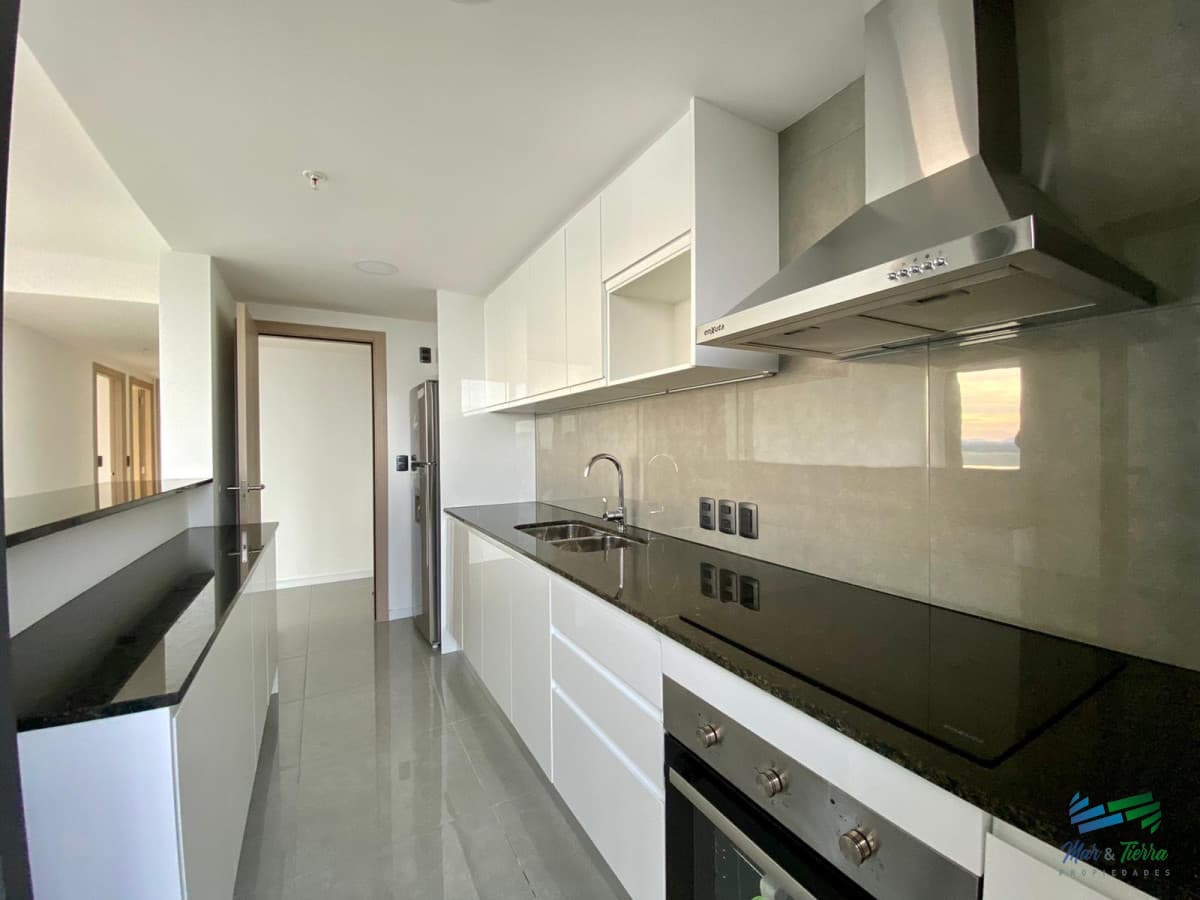 En venta apartamento 3 dormitorios, vista al mar, servicios, piscina, Roosevelt, Punta del Este