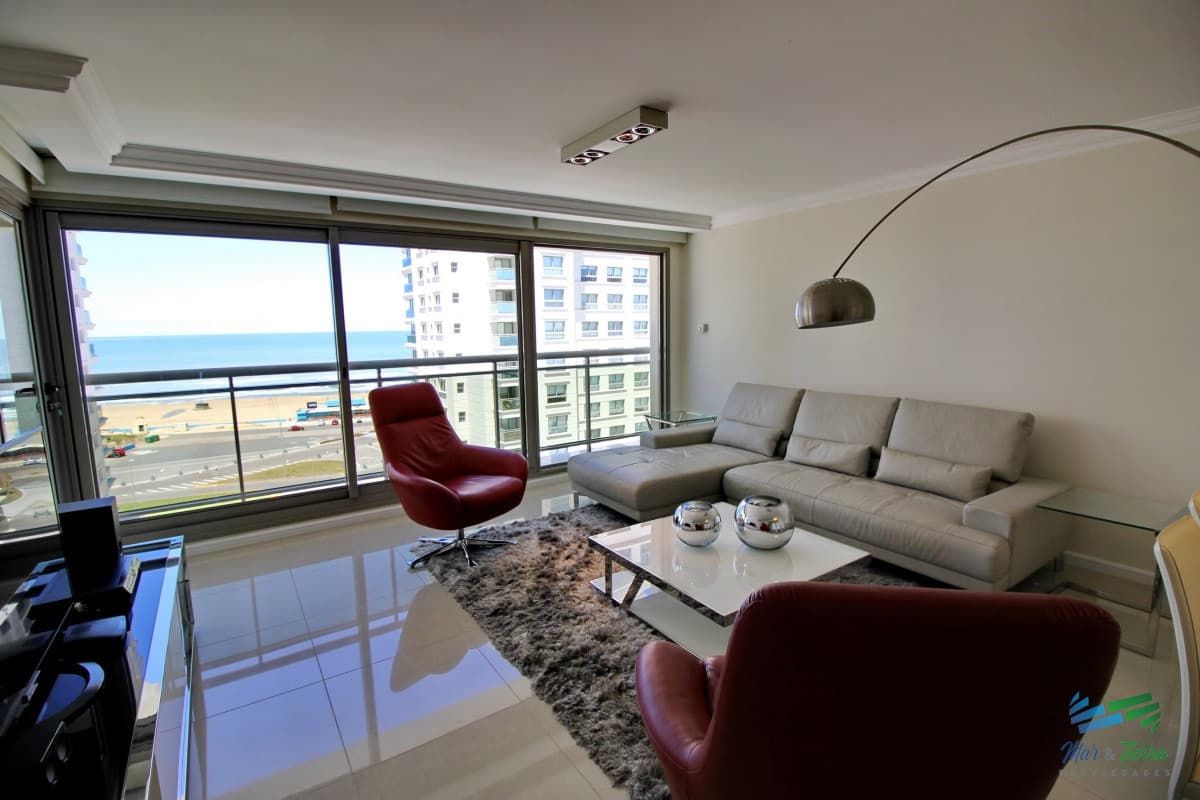 En venta apartamento Imperiale de 3 dormitorios, primera linea frente al mar, Punta del Este