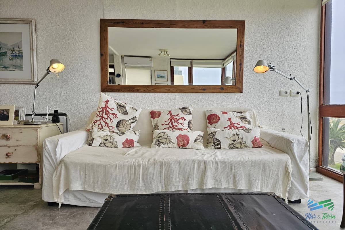 En venta apartamento de 2 dormitorios frente al mar con vista a playa brava, Punta del Este
