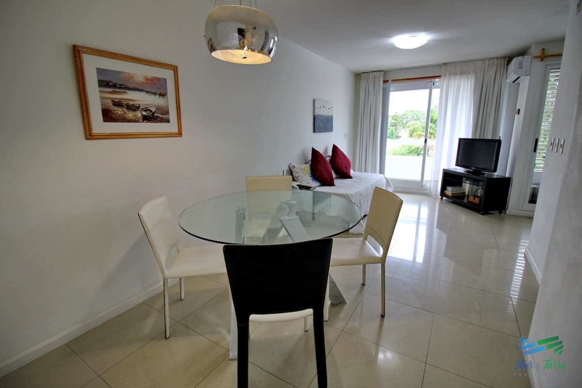 En venta apartamento 1 dormitorio con servicios y garaje en Roosevelt, zona Punta Shopping,Punta del Este