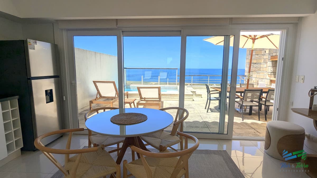 Venta de apartamento Petnhouse 3 dormitorios 3 baños frente al mar, playa MansaPunta del Este