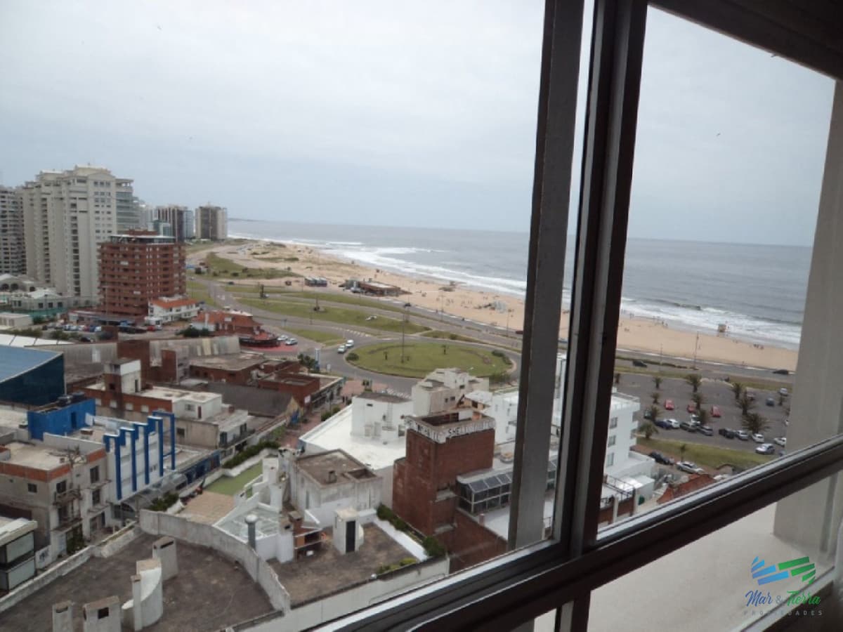 Apartamento con vista espectacular a playa mansa y Brava, piso alto