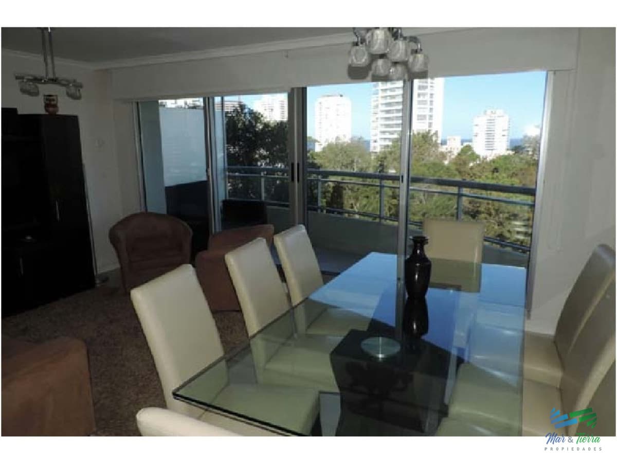 En venta.. Muy lindo apartamento sobre Av. Roosevelt, Punta del Este