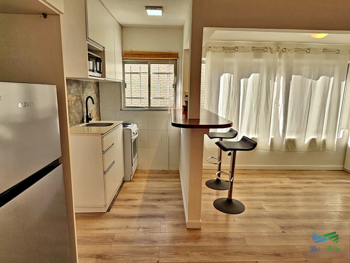 En venta apartamento reciclado, 1 dormitorio y medio con cochera en Peninsula, Punta del Este.