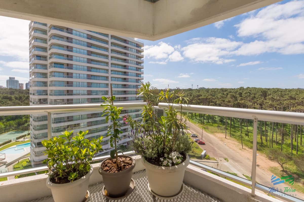 Alquilo excelente apartamento en torre de categoría.