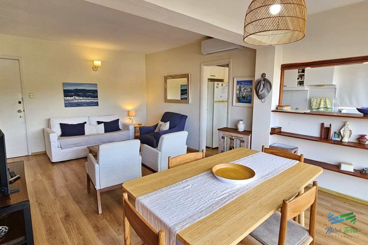 Alquilo apartamento INVERNAL reciclado 1 dormitorio en Punta del Este frente al mar, en playa mansa.