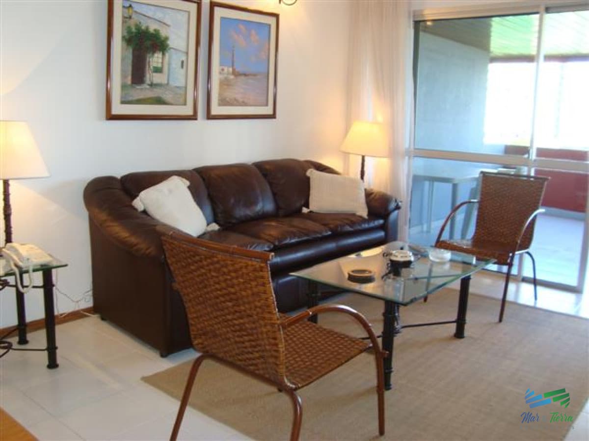 Vendo apartamento 2 dormitorios con vista al mar y servicios, Punta del Este
