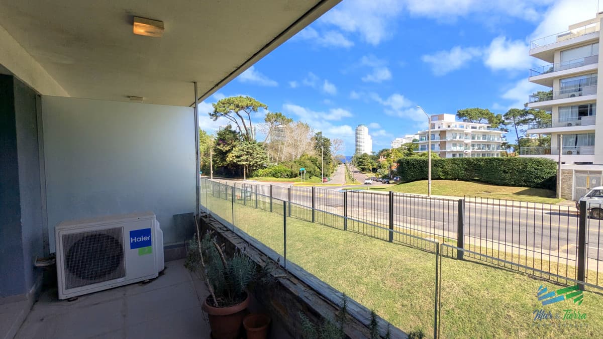 Venta de apartamento 2 dormitorios con vista al mar zona Arcobaleno