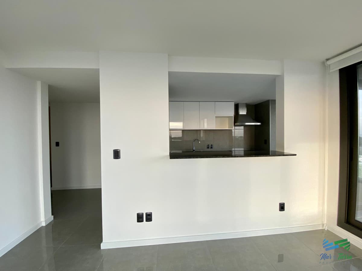 Alquiler anual apartamento 2 dormitorios con servicios en Roosevelt, Punta del Este