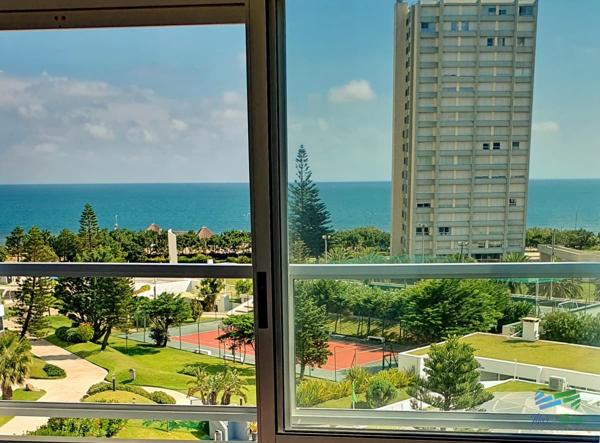 Vendo apartamento de 2 dormitorios, 2 baños y cochera. Playa Mansa, Punta del Este.