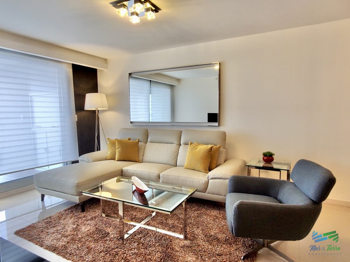 Venta apartamento de 3 dormitorios y servicio con baño 2da línea playa Brava Punta del Este