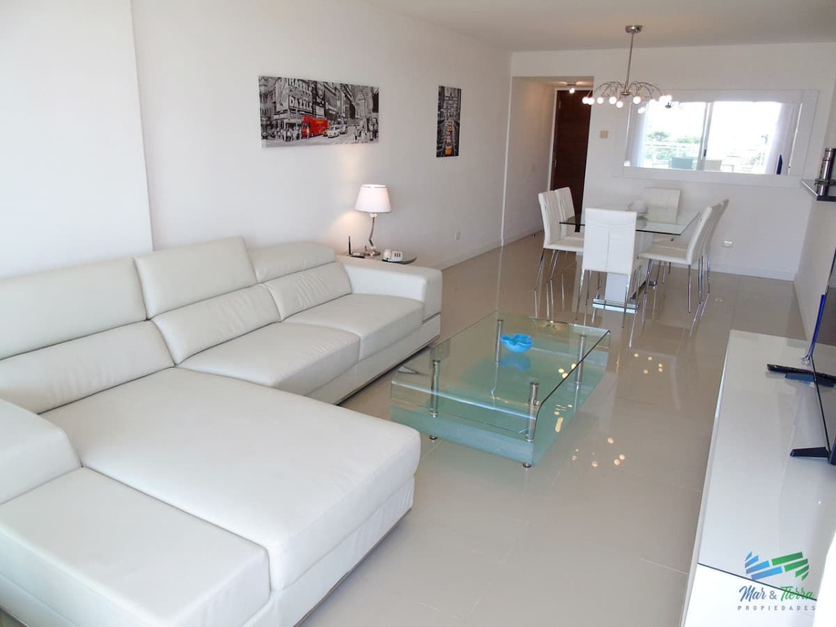 A metros del mar, en una de las zonas de mas categoría. Apartamento en piso alto con vista al mar.OPORTUNIDAD