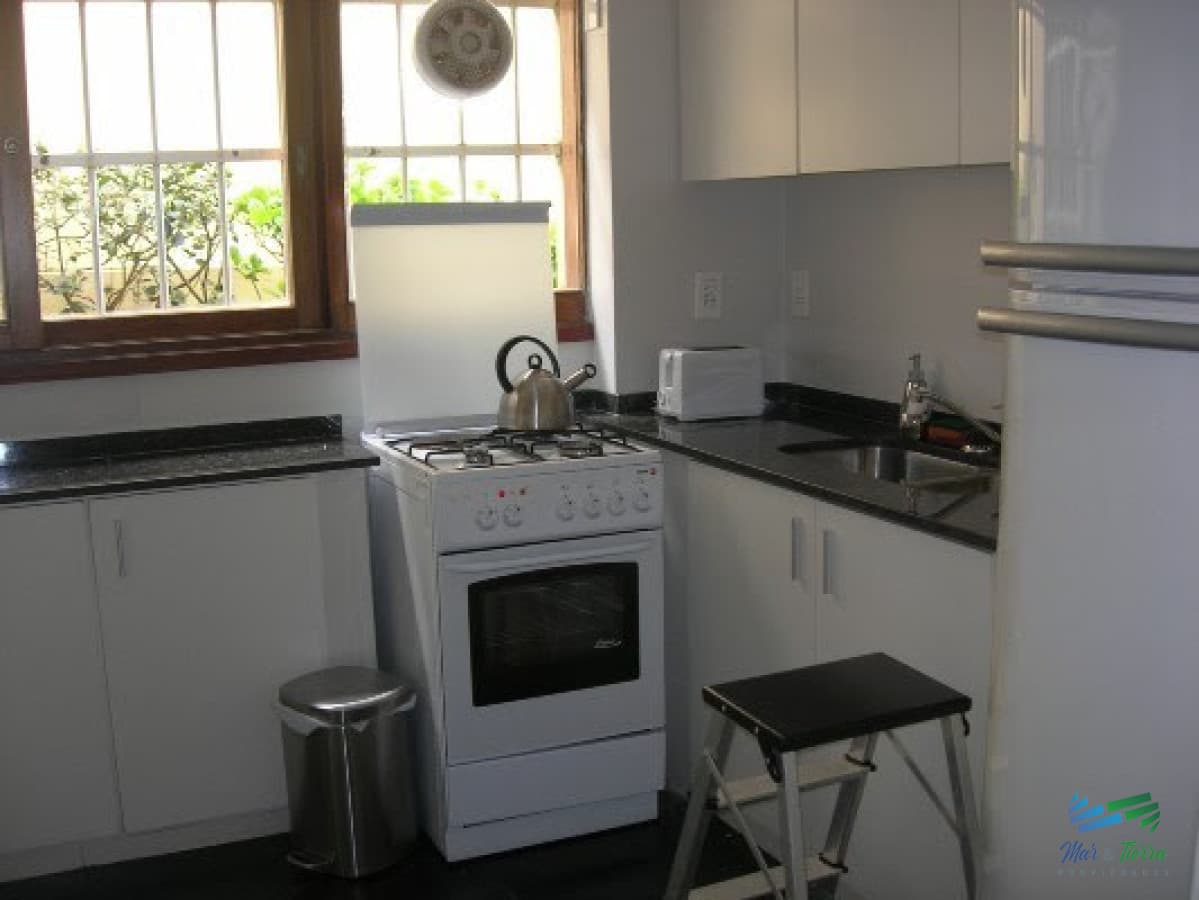 Excelente apartamento reciclado en venta de 3 dormitorios, frente al mar en Punta del Este.