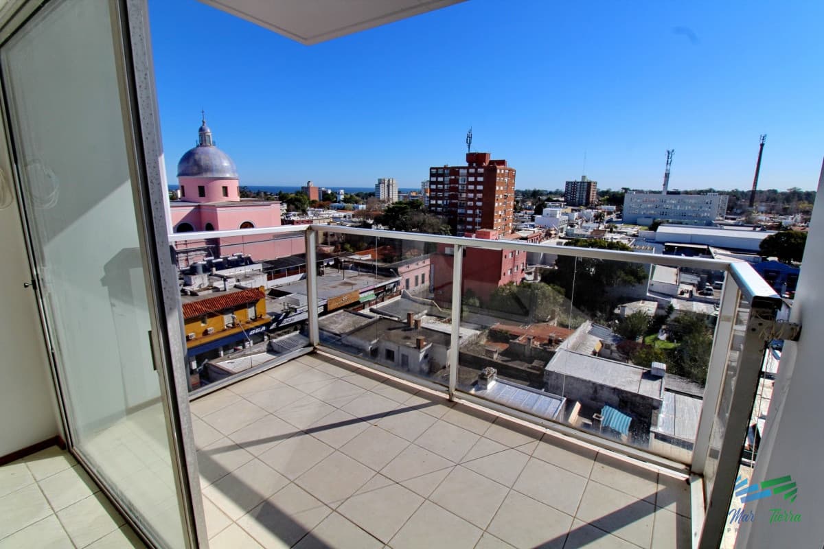 OPORTUNIDAD!!! Vendo apartamento 2 dormitorios en centro de Maldonado, piso alto con balcón.