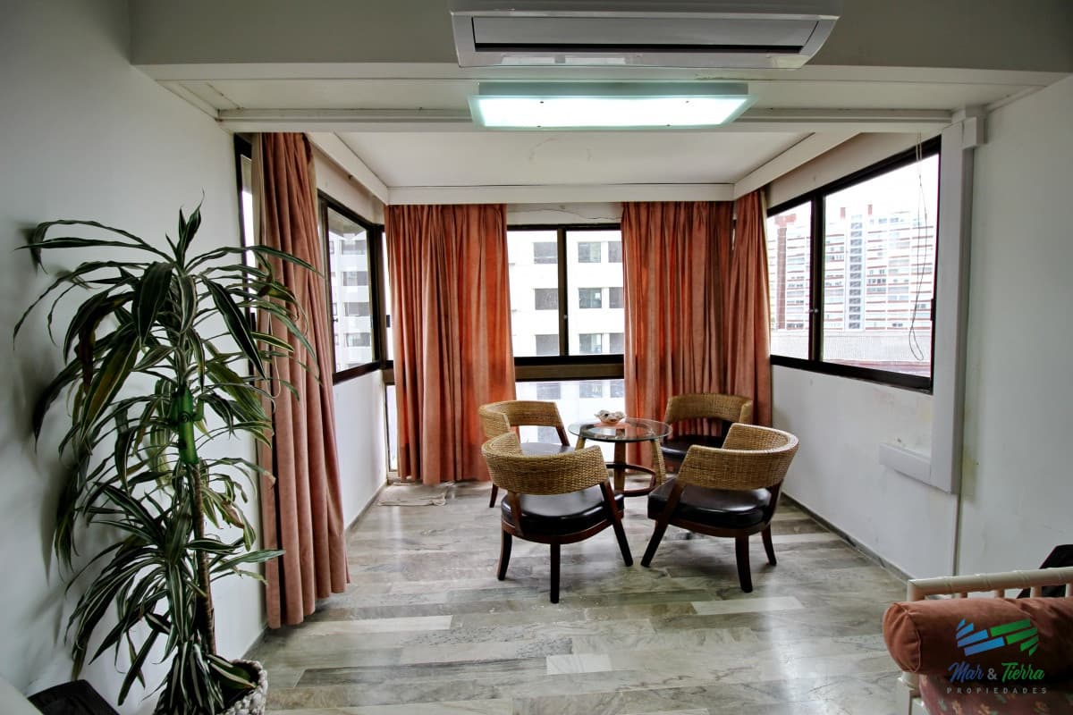Muy  lindo apartamento ubicado sobre playa brava, cuarto piso,  con ambientes amplios.