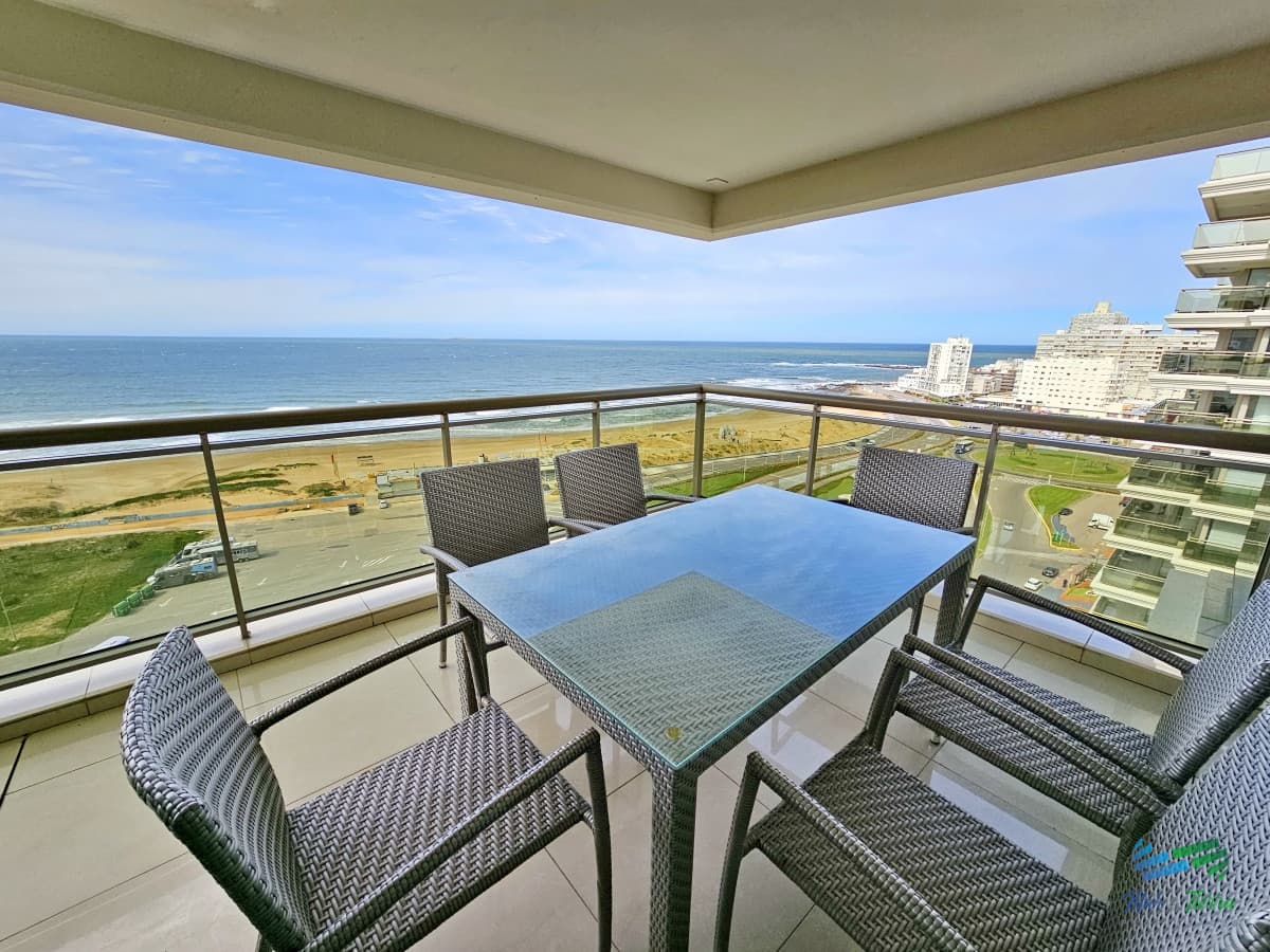 Alquiler apartamento Torre Imperiale de 4 dormitorios frente al mar, excelente vista y servicios, playa Brava, Punta del Este.