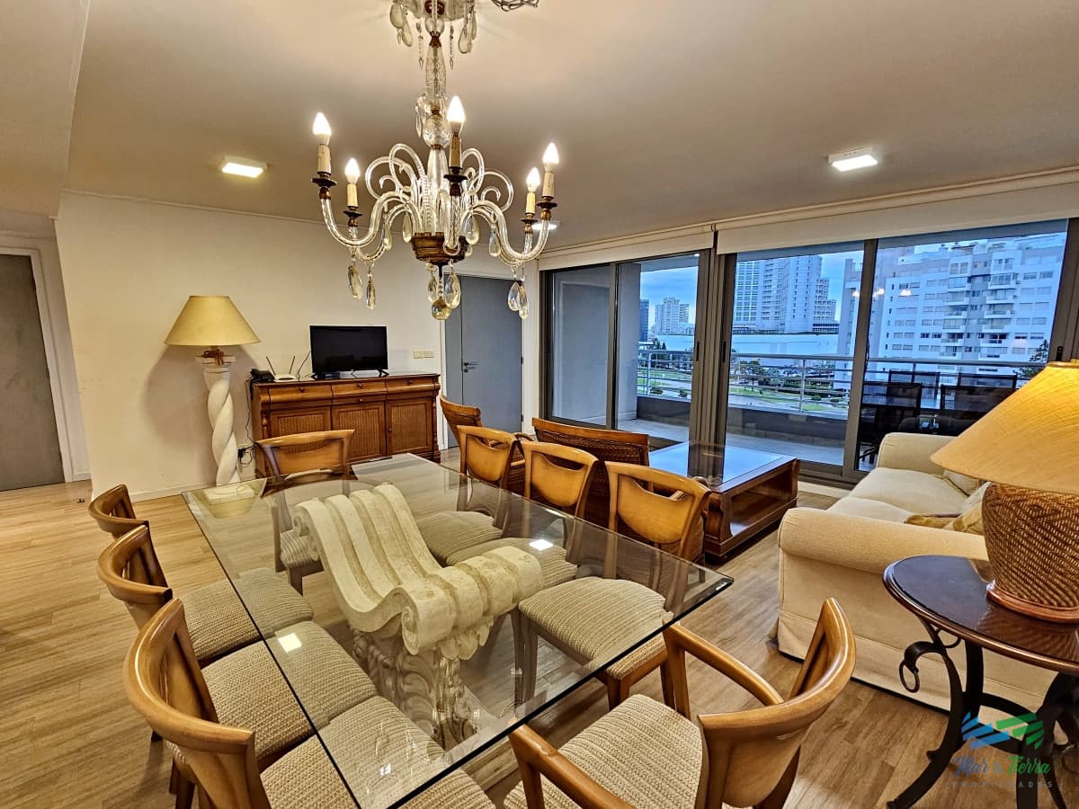DEPARTAMENTO EN VENTA, PUNTA DEL ESTE, DOS DORMITORIOS DOS BAÑOS. EDIFICIO CON SERVICIOS