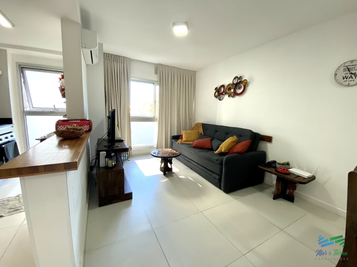 Apartamento en alquiler sobre Roosevelt con piscina y servicios, Punta del Este.