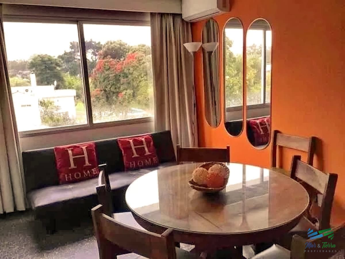 Vendo apartamento de 1 dormitorio y medio. Playa Mansa, Punta del Este.