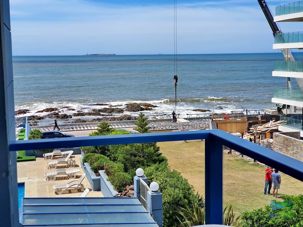 Se alquila apartamento de 1 dormitorio frente al mar con vista en Peninsula, Punta del Este.