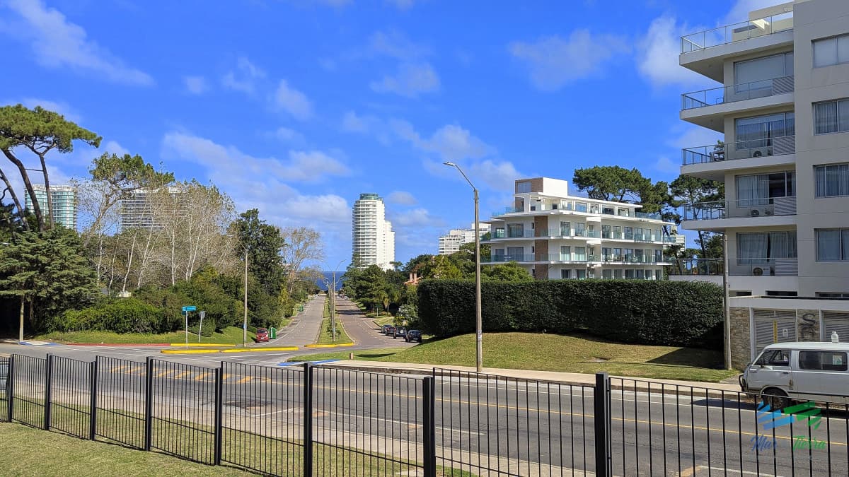 Venta de apartamento 2 dormitorios con vista al mar zona Arcobaleno