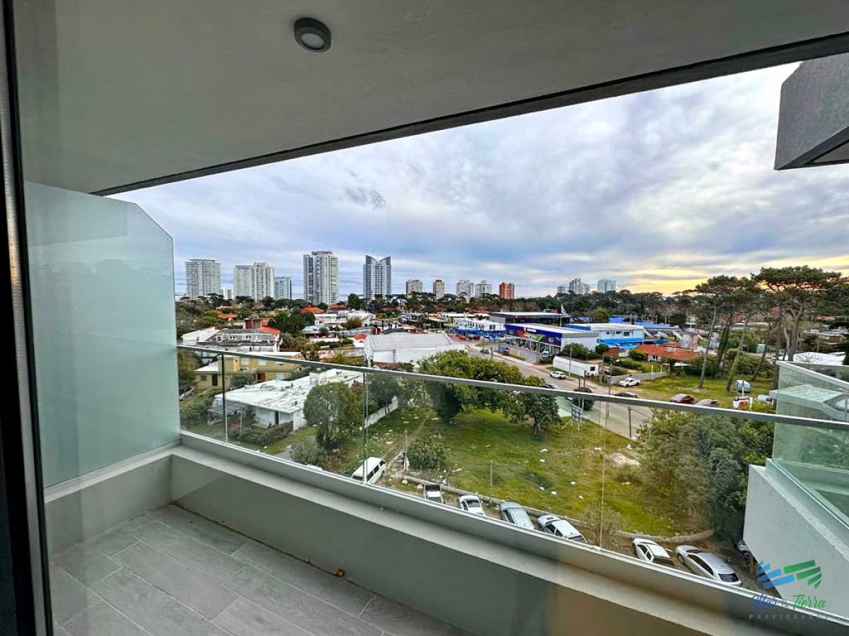 Vendo apartamento monoambiente a estrenar, con buenos servicios, en Punta del Este