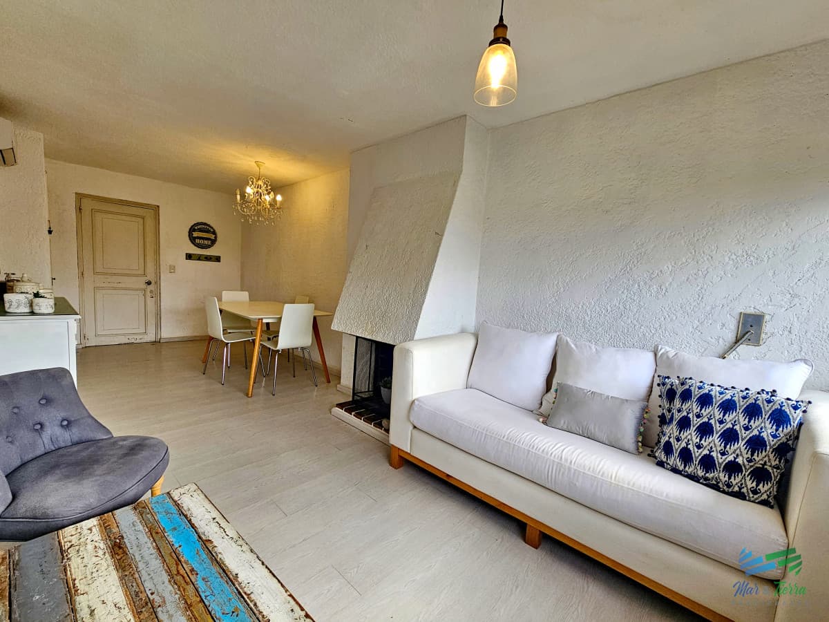 En venta apartamento 2 dormitorios con vista parcial a playa Brava, Punta del Este