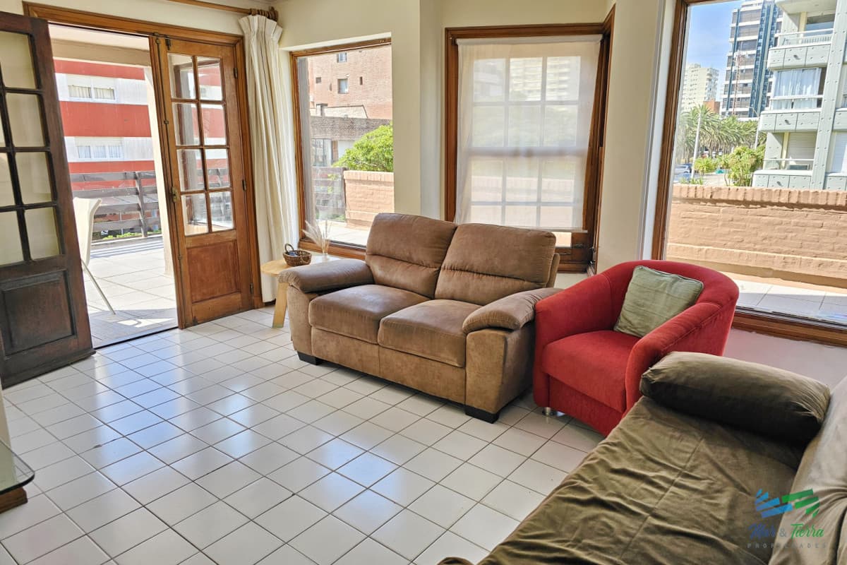 Apartamento 2 dormitorios, con gran terraza y parrillero propio, servicio de mucamas y piscina. Peninsula, Punta del Este.