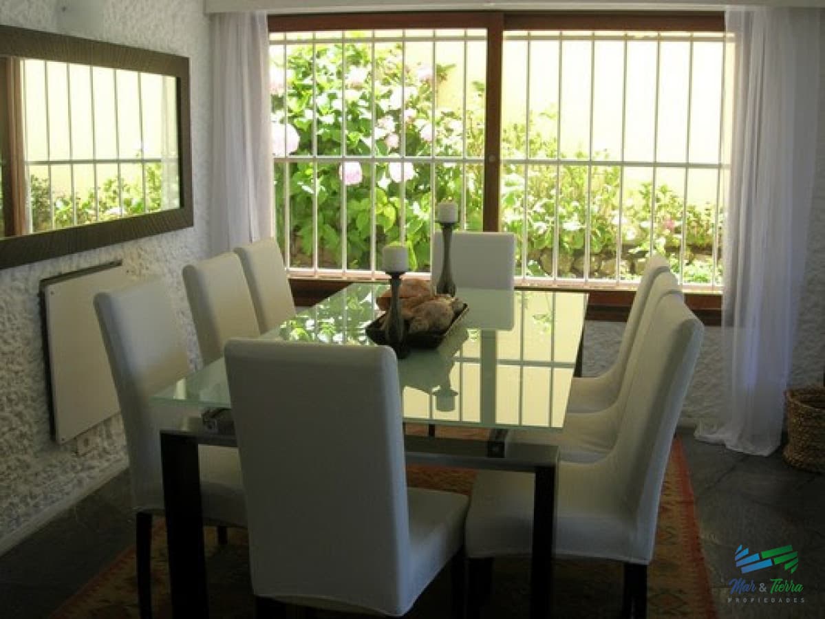 Excelente apartamento reciclado en venta de 3 dormitorios, frente al mar en Punta del Este.