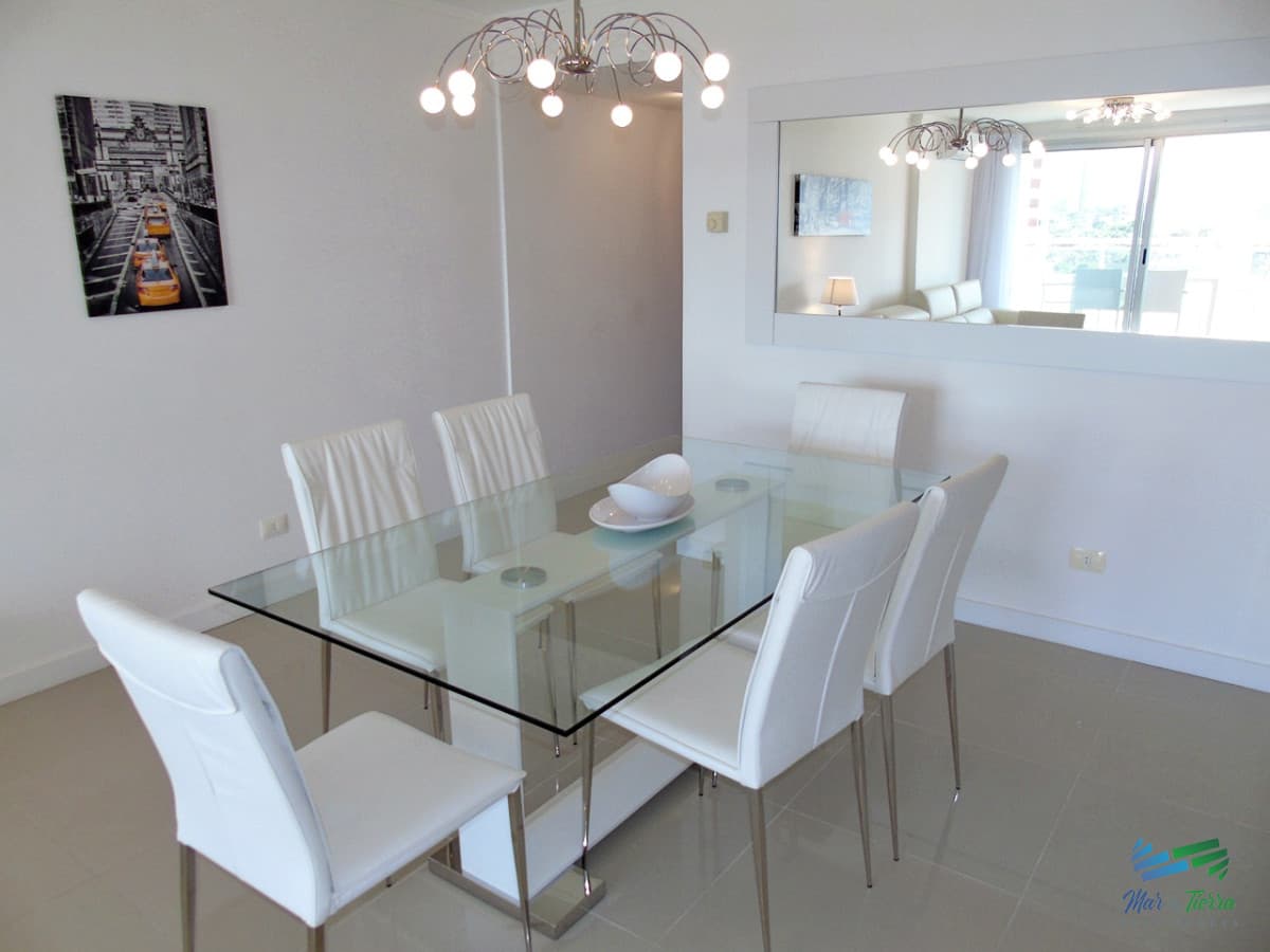 A metros del mar, en una de las zonas de mas categoría. Apartamento en piso alto con vista al mar.OPORTUNIDAD