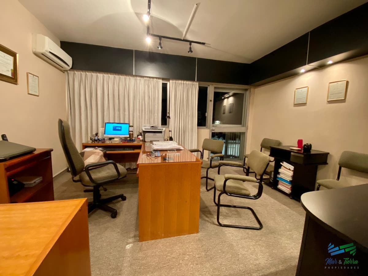 Vendo apartamento, estudio, oficina, 1 dormitorio piso alto, centro de Montevideo