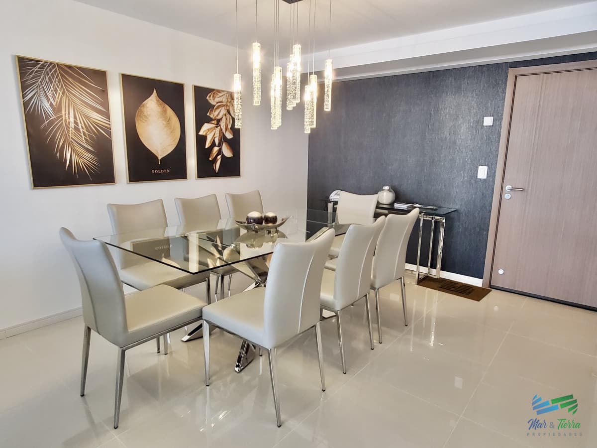 Venta apartamento de 3 dormitorios y servicio con baño 2da línea playa Brava Punta del Este