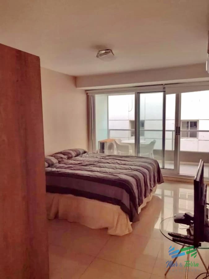 Vendo apartamento a 1 cuadra del puerto, edificio con buenos servicios, Punta del Este