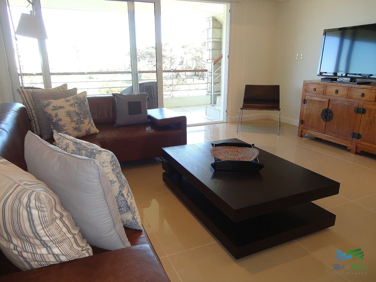 Venta de apartamento dúplex en complejo Veramansa sobre playa Mansa de punta del Este