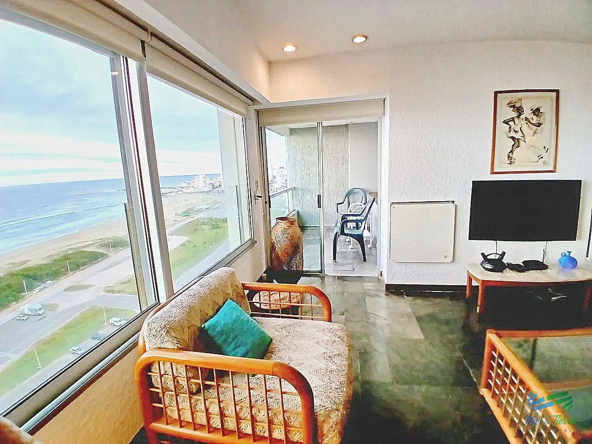 Venta de apartamento sobre playa Brava 1 dormitorio en parada 2